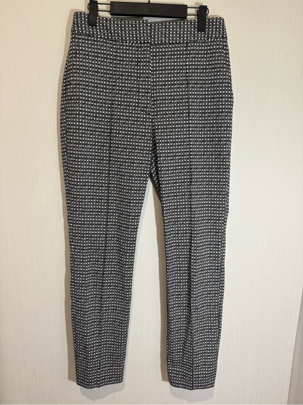 DIANE VON FURSTENBERG Pants. Size 6. Black/White. 14.75” waist. 28” inseam.